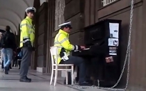 Momentos: O Polícia Pianista